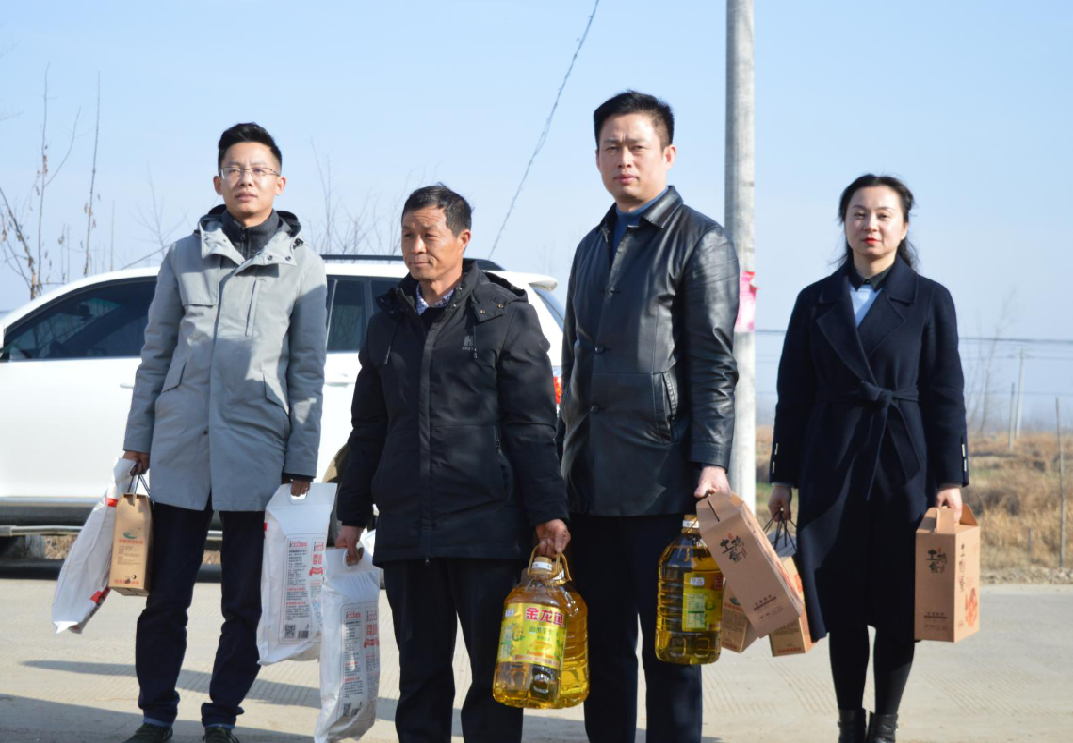 信陽拍賣慰問貧困戶